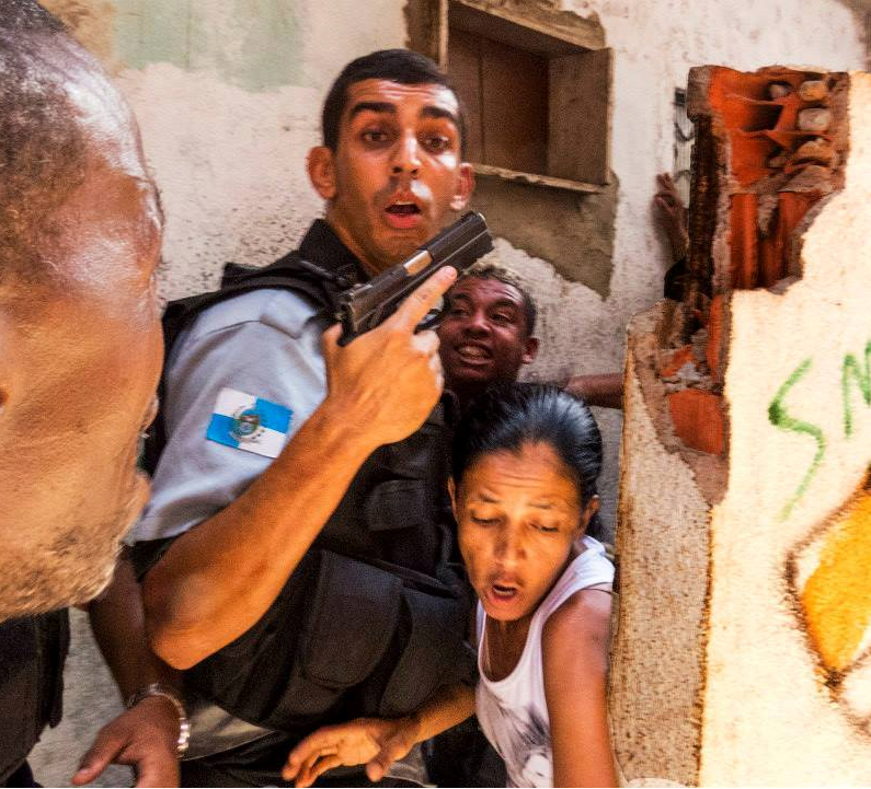 protest-favela-maracana2